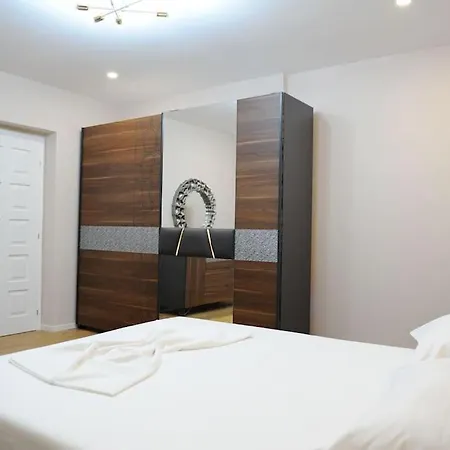 Near Center 1 * Τίρανα