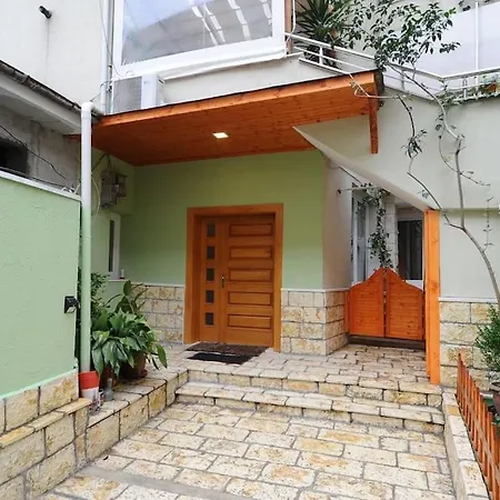 Near Center 1 Τίρανα