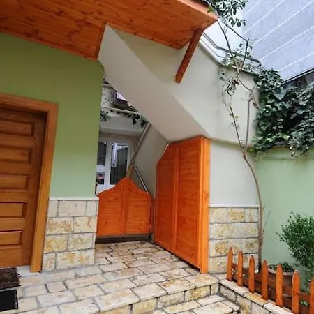 Near Center 1 Τίρανα